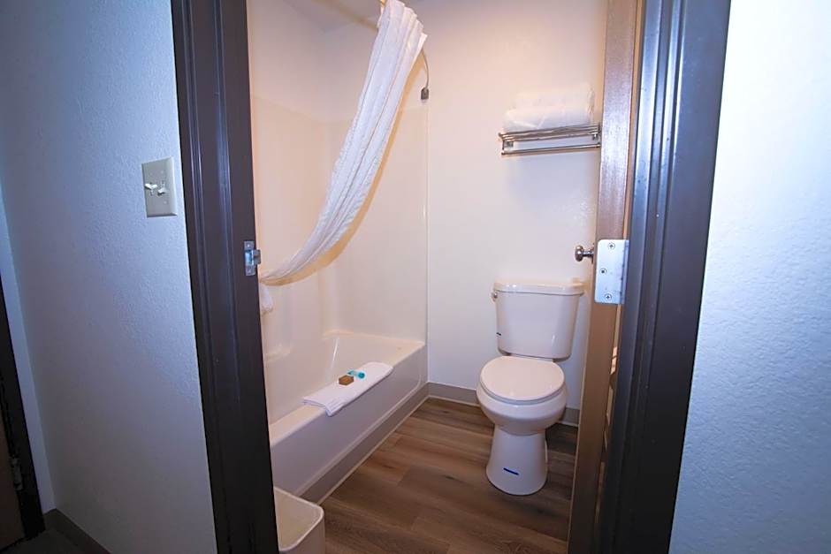 Alliance Hotel & Suites, a Howard Johnson by Wyndham