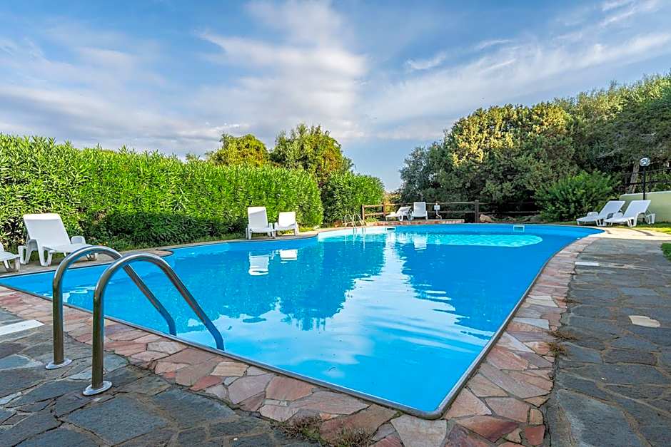 Villas with air conditioning and shared pool, just a few minutes from La Pelosa beach