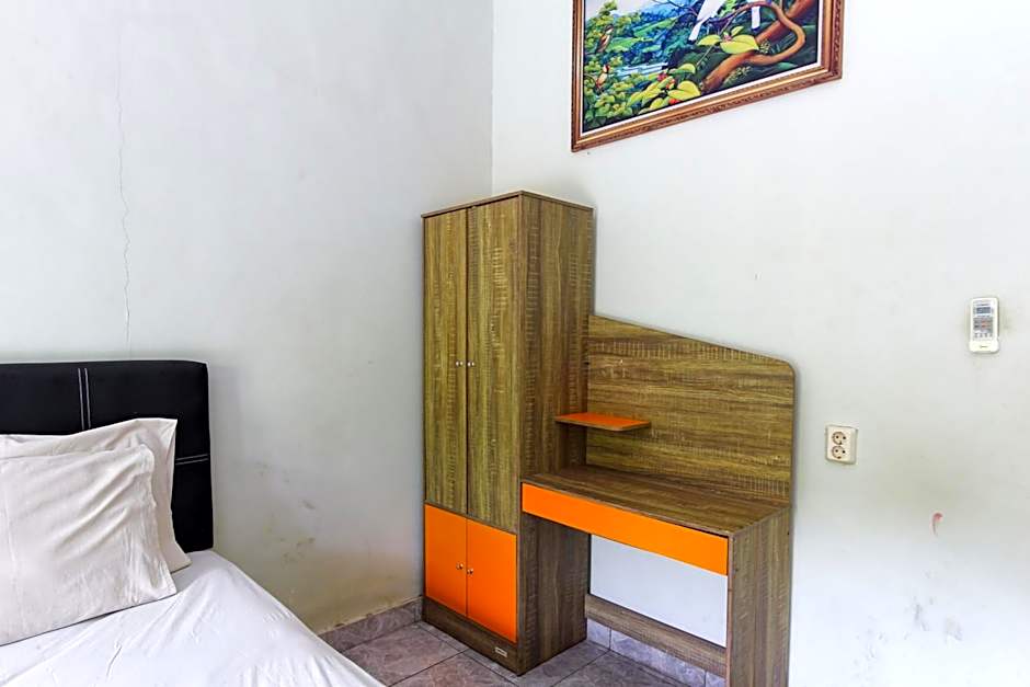 RedDoorz at Saren Anyar Homestay Lukluk