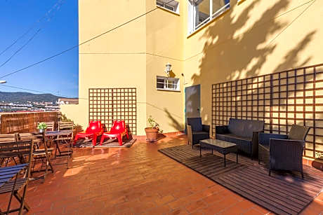 Family Room with Shared Bathroom (4 Adults)