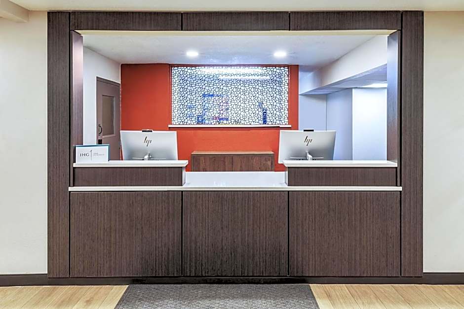 Candlewood Suites Topeka Hotel By IHG