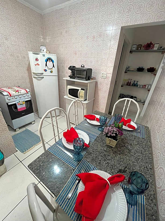 Pé na areia - 6 Hospedes Praia da Guilhermina- WI FI - Garagem- Quiosques e bares Supermercados ao lado