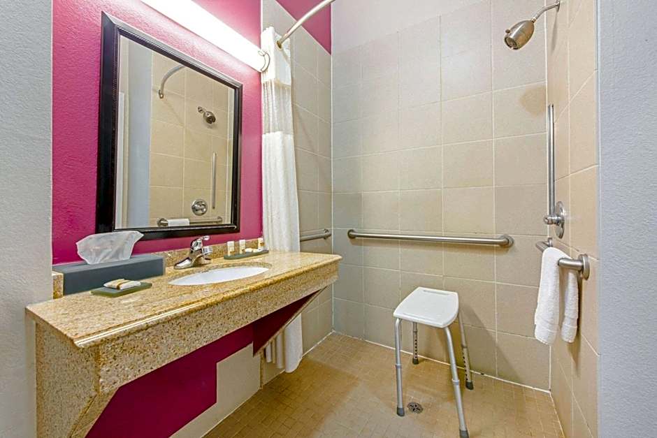 La Quinta Inn & Suites by Wyndham Winnie