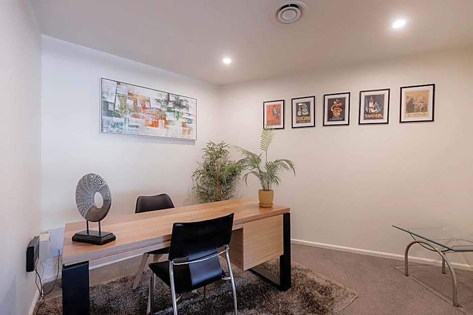 Inner-city 2 bedroom apartment - perfectly located