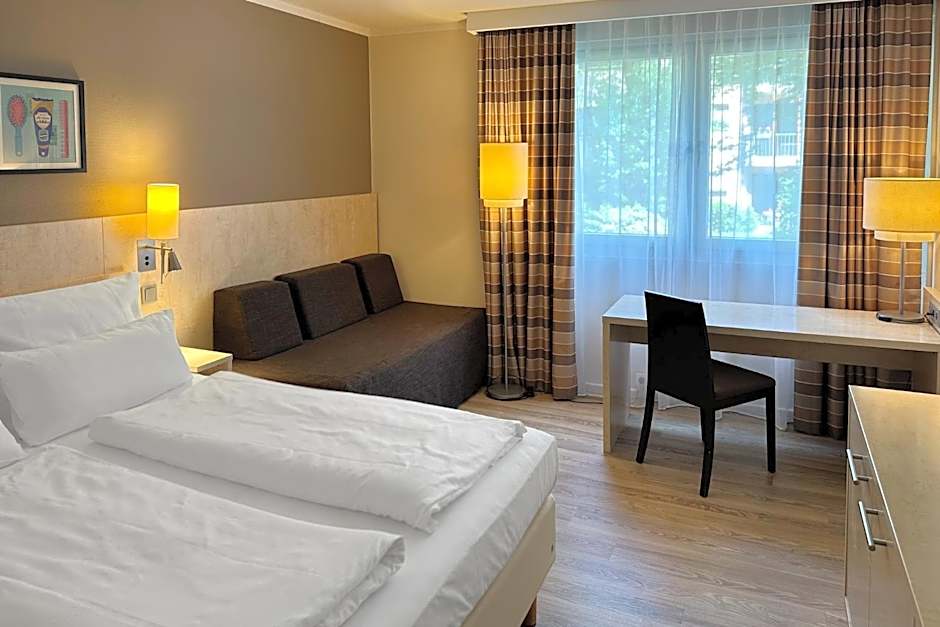 Photo 1 of 8 of Standard 1 Queen Bed with Sofabed