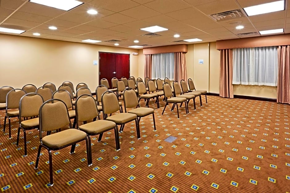 Holiday Inn Express Hotel & Suites Syracuse North Airport Area