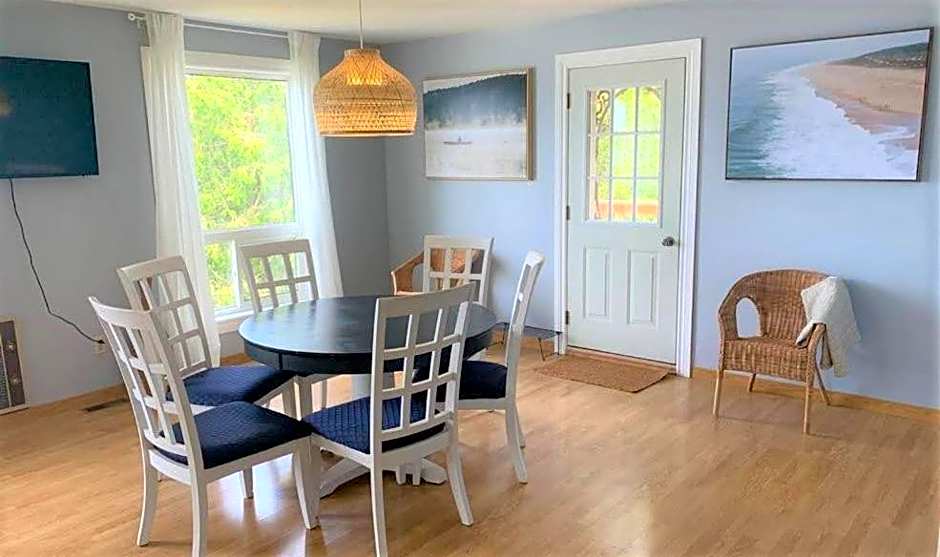 Lakehouse chalet on Sky Lake Ontario 5 bedrooms