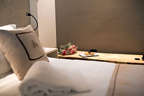 1 QUEEN BED COMFORT WITH INTERNAL VIEW