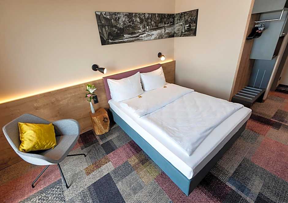 Photo 1 of 7 of Business 1 Queen Bed