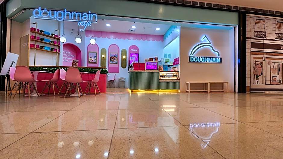 Heart of Makati, Fully furnished condo, cbd central location