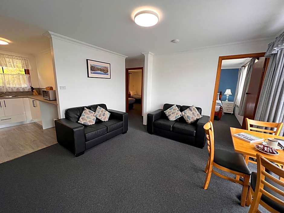 Regatta Point Tavern & Holiday Villas