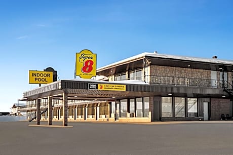 Super 8 by Wyndham Hearst ON