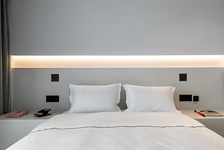 White Coast Suite with Horizon View