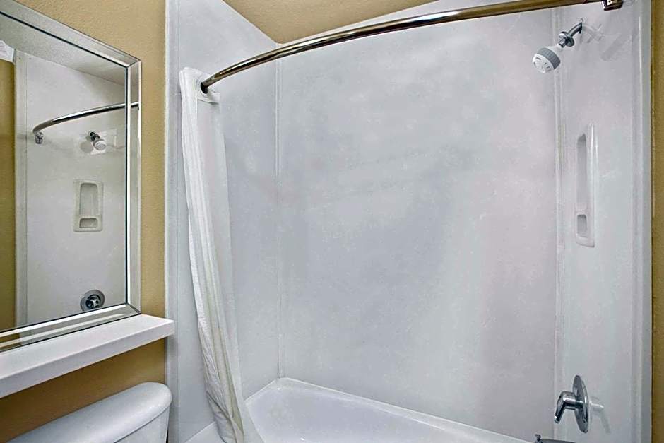 Super 8 by Wyndham Los Angeles Downtown