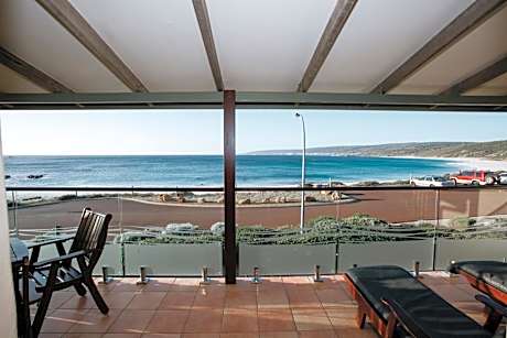 Canal Rocks Beachfront Apartments