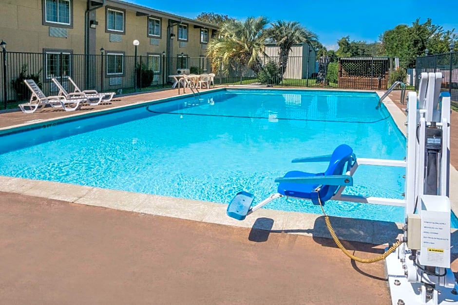 Super 8 by Wyndham Beaumont I-10 College St