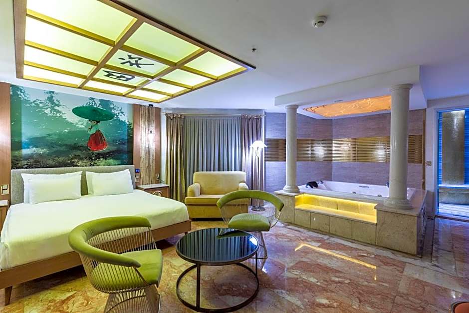 Photo 1 of 2 of Premium Suite