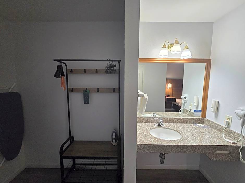 Quality Inn & Suites Tulare