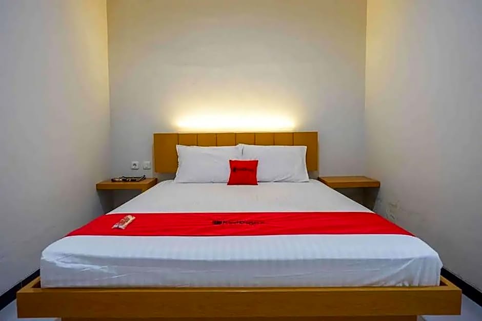 RedDoorz Syariah near Solo Paragon Mall 2