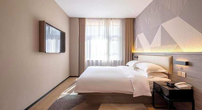 Borrman Hotel Korla Peacock River