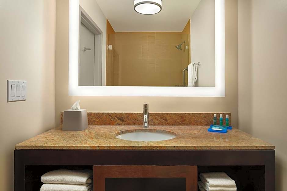 Holiday Inn Express Hotel & Suites Belmont By IHG