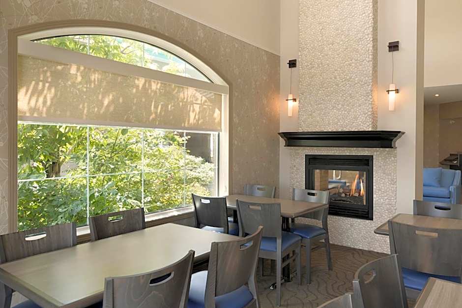 Days Inn & Suites by Wyndham Brandon