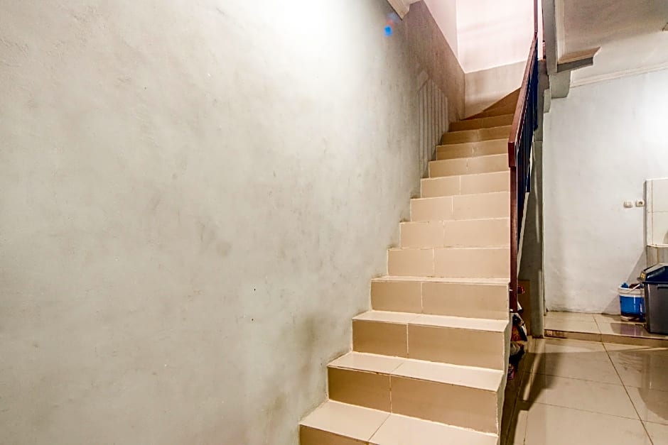 RedDoorz near Graha Cijantung Mall