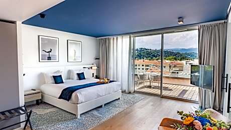 1 King Suite Pool Access