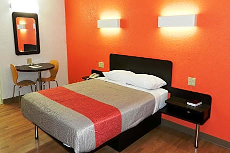 1 King Bed | Mobility Accessible RI Shower Nsmk