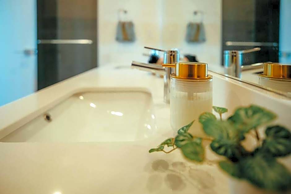 Luxury 1BR Penthouse Apt In Central Halifax