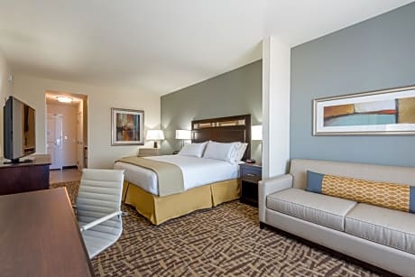 King Suite with Mountain View