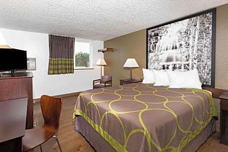 Queen Room - Pet Friendly/Non-Smoking