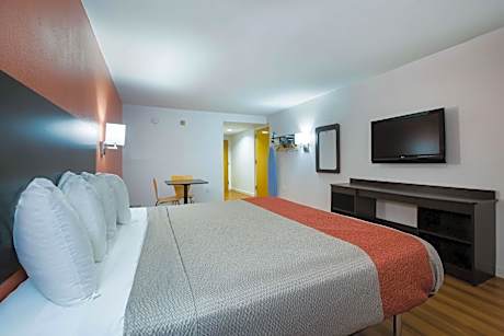 King Room with Roll-in Shower - Disability Access - Non-Smoking