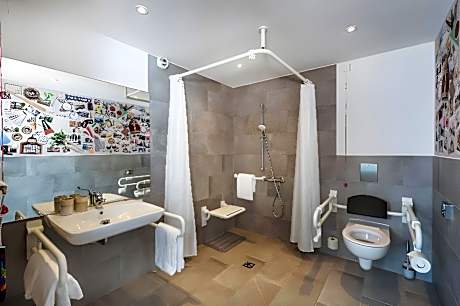 1 Queen Standard Accessible up to 3 adults