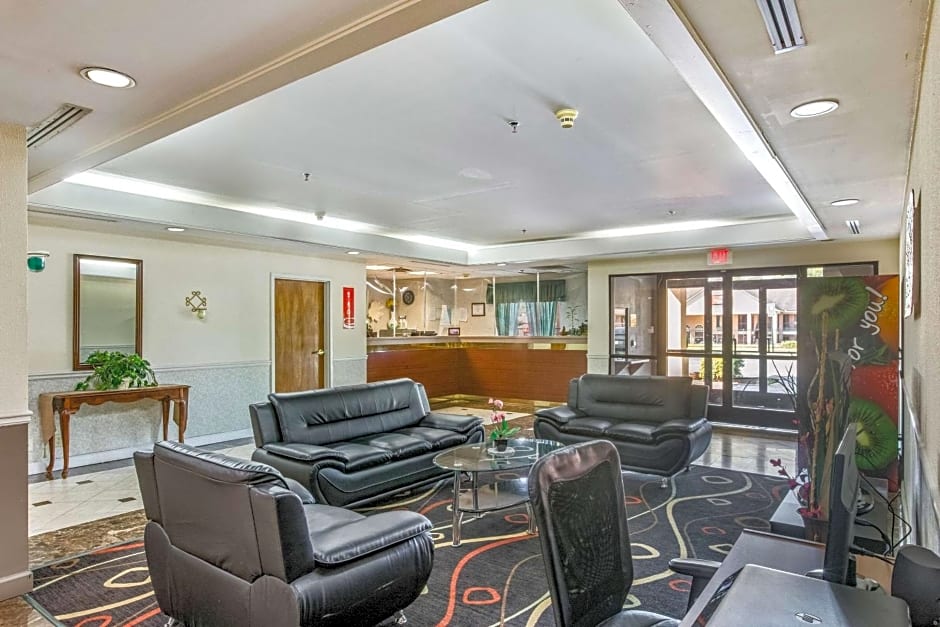 Econo Lodge Inn & Suites Marietta