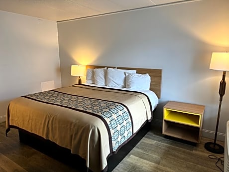 1 King Bed Non-Smoking