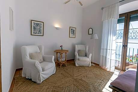 Junior Suite con salón-Baño privado con ducha-Vista a la Calle-HAB 2