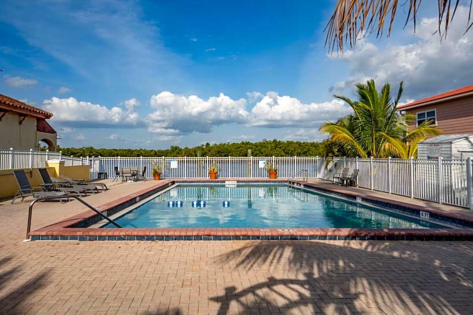 Captain's Table Hotel by Everglades Adventures