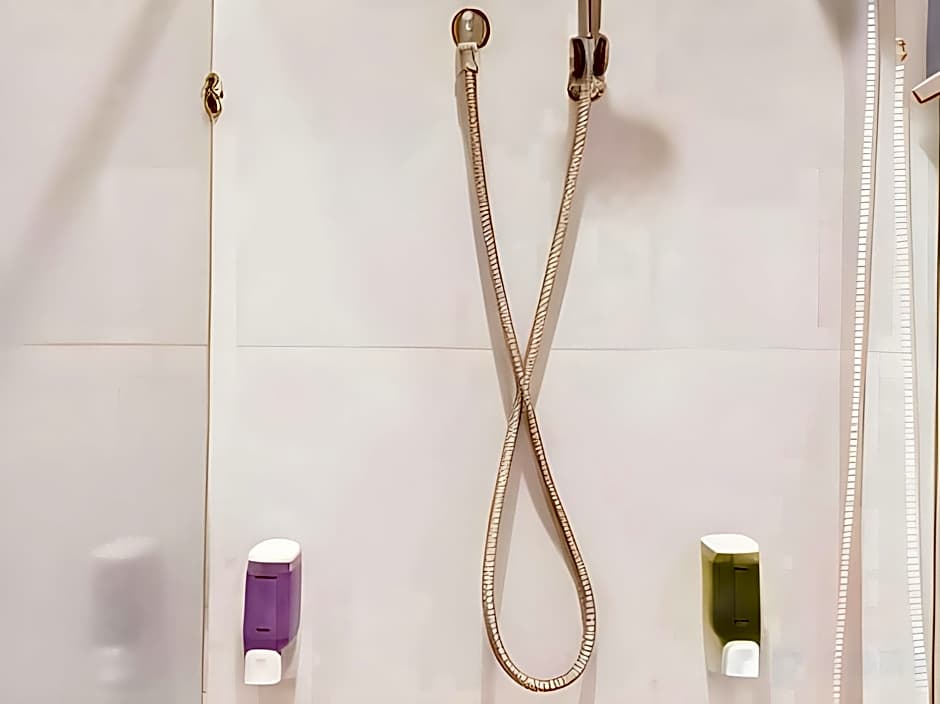 Dewarna Hotel Arifin