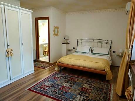 Deluxe Double Room (2 Adults + 1 Child)