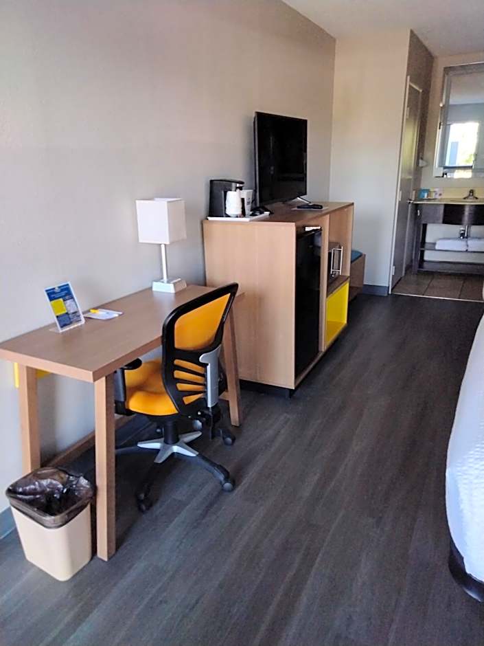 Days Inn & Suites by Wyndham Albuquerque North