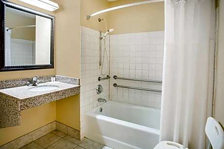 Queen Room with Bath Tub - Mobility Accessible/Non-Smoking