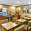 La Quinta Inn & Suites by Wyndham Milwaukee Airport / Oak Creek