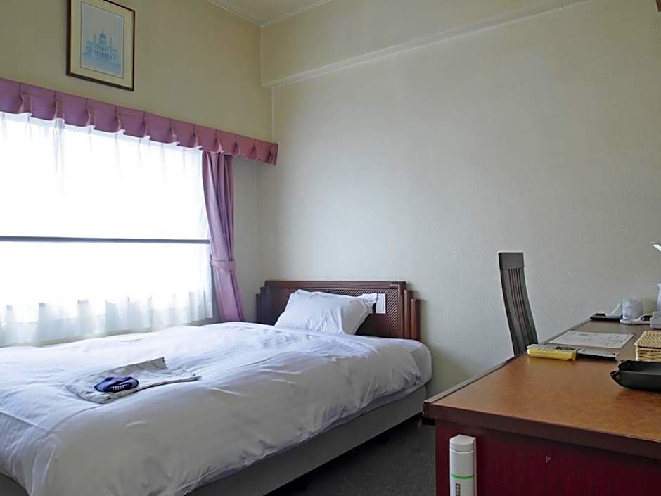 Photo 1 of 3 of 1 Double Bed, Smoking