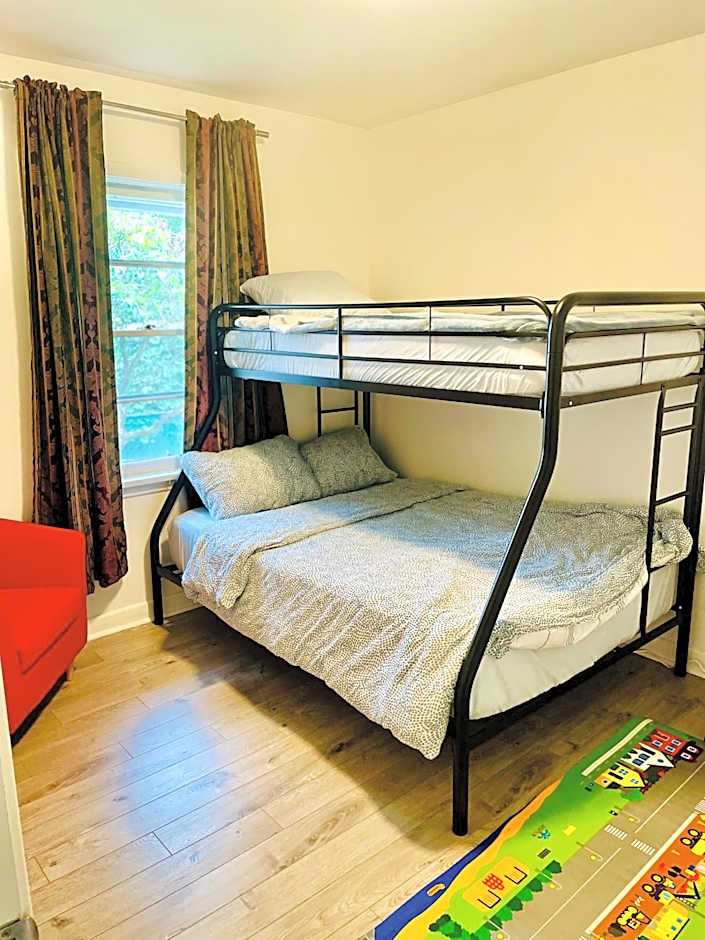 Vacation house Entire floor Kids yard walk 2 subway