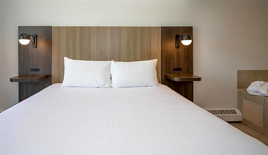 Coast Hinton Hotel