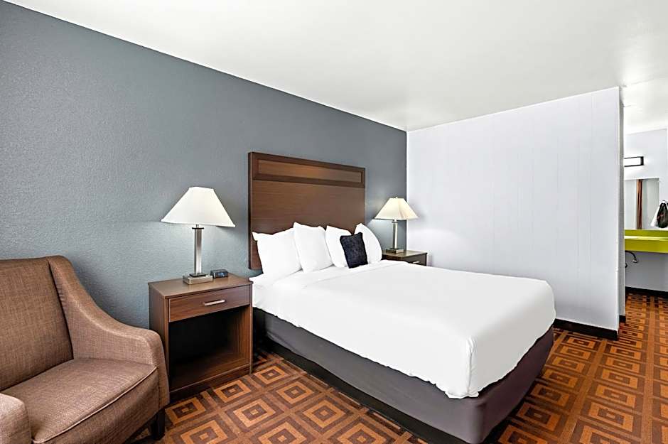 Photo 1 of 6 of 1 Queen Bed