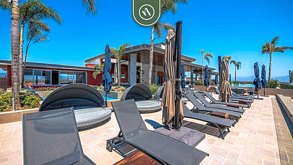 Cozy Apt with Private Terrace - Rooftop Pool