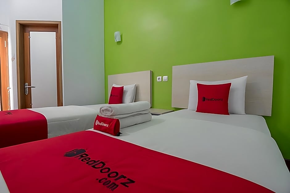 RedDoorz Plus near Alun Alun Kuningan