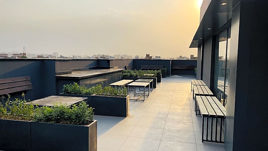 Saltstayz Select - Golf Course Road & Sector 57